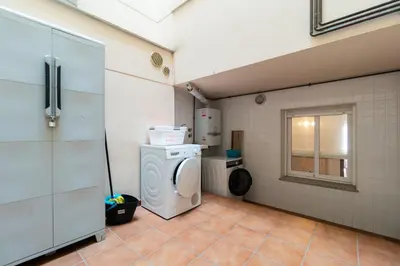 a laundry room with a washing machine and a window at Apartamento con gran patio y excelente ubicación! in Mataró