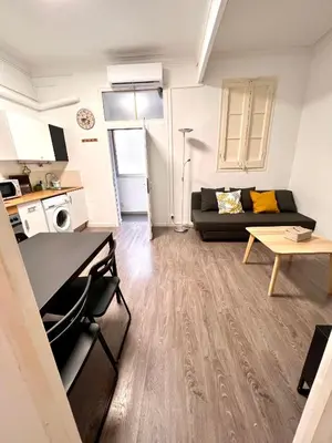 a living room with a couch and a table at Poble Sec. Excelente ubicación cerca de la playa y de las Ramblas in Barcelona