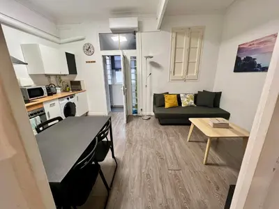 a living room with a couch and a table at Poble Sec. Excelente ubicación cerca de la playa y de las Ramblas in Barcelona