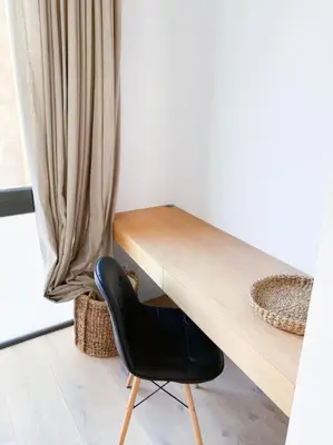 a black chair sitting next to a wooden desk at Apartamento ático en el casco antiguo in Mataró