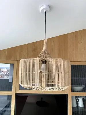 a rattan bird cage hanging from a ceiling at Apartamento ático en el casco antiguo in Mataró