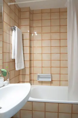 a bathroom with a bath tub and a sink at Apartment near the beach and Port Marina of Premia in Premiá de Mar