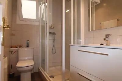 a bathroom with a shower and a toilet and a sink at Rubí: Luminoso apartamento a 1 minuto de la playa in Sitges