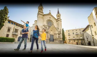 a family standing in front of a church at Tina de Vila, en la capital del vino in Vilafranca del Penedès