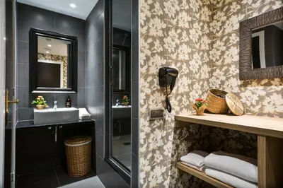 a bathroom with a sink and a mirror at Acta Splendid in Barcelona