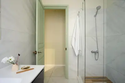 a bathroom with a shower with a glass door at Casa Cosi Don Bajos in Barcelona