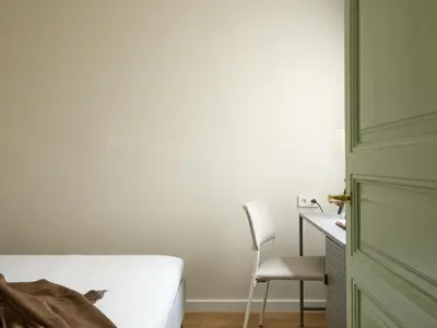 a bedroom with a bed and a desk and a chair at Casa Cosi El Farro 4 in Barcelona