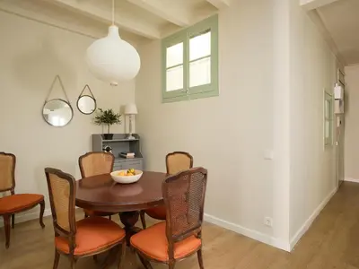 a dining room with a wooden table and chairs at Casa Cosi El Farro 4 in Barcelona