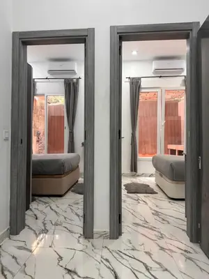 two mirrors in a room with two beds at apartamento con calefaccion y parkig privado gratis in Badalona