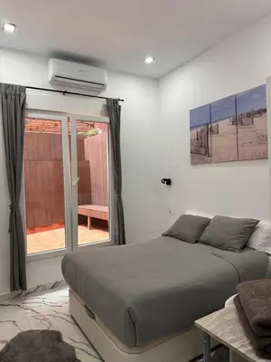 a bedroom with a bed and a window at apartamento con calefaccion y parkig privado gratis in Badalona