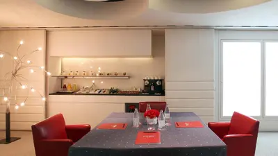 a dining room with a blue table and red chairs at Cram Hotel in Barcelona