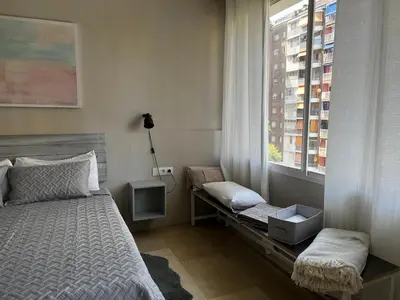 a bedroom with a bed and a window at Precioso y tranquilo apartamento zona alta Diagonal Barcelona in Barcelona