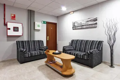 two chairs and a coffee table in a waiting room at Hotel Inglés in Barcelona
