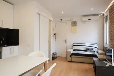 a living room with a couch and a table at GuestReady - Acogedor Apt en La Barceloneta in Barcelona