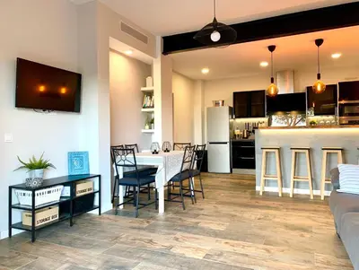 a kitchen and living room with a table and chairs at Les Terrasses de la Cisa, 20kms de BCN in Premia de Dalt