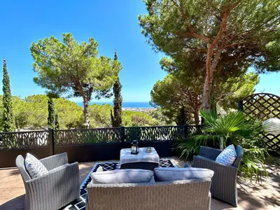 a patio with wicker chairs and a table at Les Terrasses de la Cisa, 20kms de BCN in Premia de Dalt