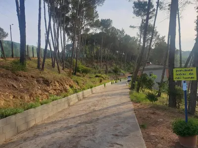 a road with a sign on the side at VILLA CHETRUS Casa en plena naturaleza in Rubí