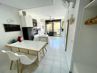 a kitchen and dining room with a table and chairs at Apartemento piscina centro calella 3 min playa in Calella