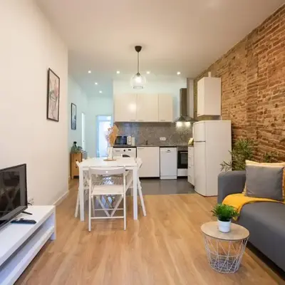 2sic1033 - Bright flat near Sagrada Familia