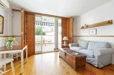 a living room with a couch and a table at Central - a 10 minutos de la paya in Sitges