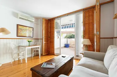 a living room with a couch and a table at Central - a 10 minutos de la paya in Sitges