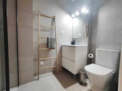 a small bathroom with a toilet and a shower at Mazi Apartments Loft in Mataró