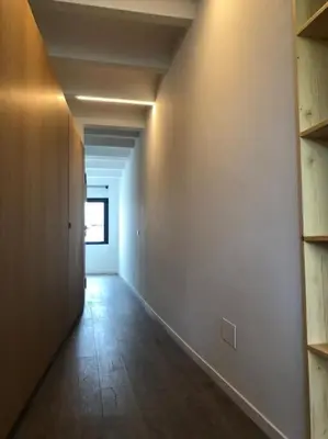 an empty room with a hallway with a shelf at L'Havana Xica in Vilanova i la Geltrú