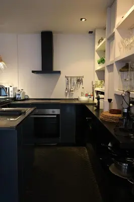 a microwave and a toaster on a kitchen counter at El Cedre Blau Vivienda con piscina en Granollers in Granollers