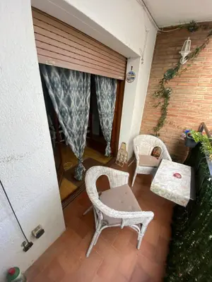 a patio with two chairs and a table and a window at Pisito bonito y funcional en Pineda De Mar in Pineda de Mar