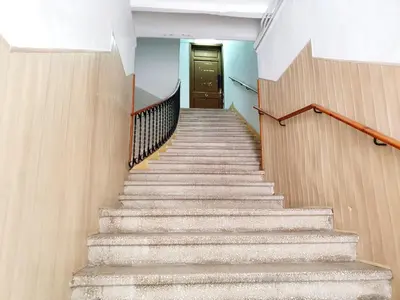 a stairway in a building with a door and stairs at Apartamento Llibertat centro in Vilanova i la Geltrú