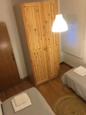 a room with a bed and a lamp and a door at MODERNO APARTAMENTO EN EL CENTRO in Vilanova i la Geltrú