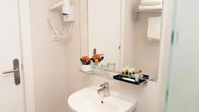 a bathroom with a sink and a mirror at Hotel Coronado in Barcelona