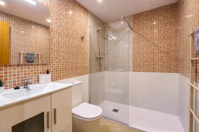 a bathroom with a shower and a toilet and a sink at oasis en el centro de manresa in Manresa