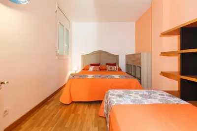 a bedroom with two beds and a window at Excelente ubicación en Vilafranca del Penedes in Vilafranca del Penedès