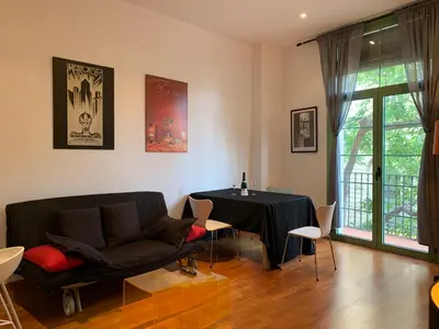 a living room with a table and a couch at Hermoso piso en el centro de Barcelona in Barcelona