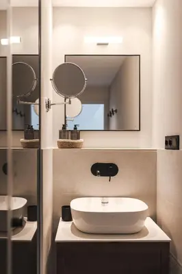 a bathroom with a sink and a mirror at master La Rambla in Barcelona